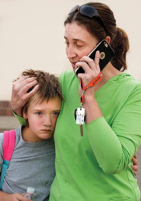 Hundreds of buildings evacuated as fire rages in Colorado | iNFOnews.ca