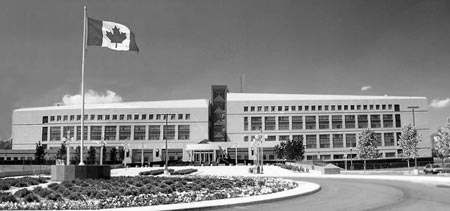 Canada's spy agency suspended two employees over security lapses, records show | iNFOnews.ca CP19788298