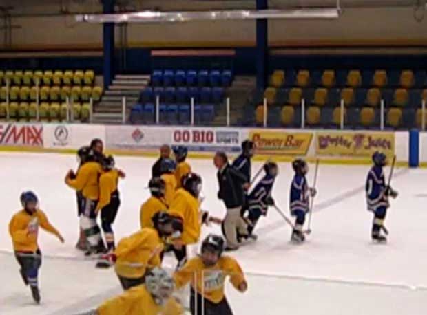 B.C. youth hockey coach faces assault charges after players allegedly tripped | iNFOnews.ca CP20003829