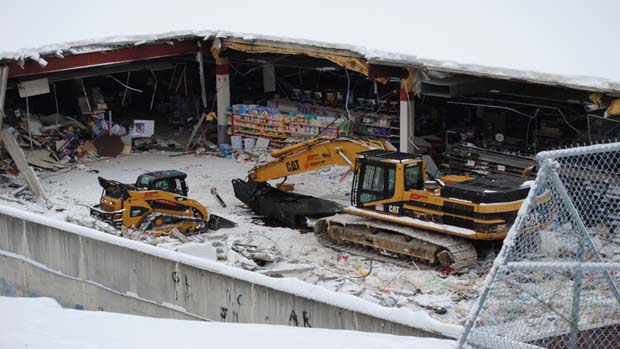 Demolition starts on Elliot Lake mall where two died, others injured | iNFOnews.ca CP21421275