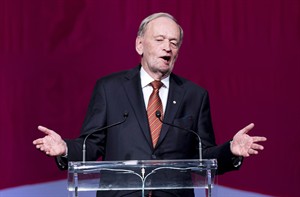 Ex-PM Chretien backs Trudeau position on Iraq, criticizes Harper in column | iNFOnews.ca CP30319295