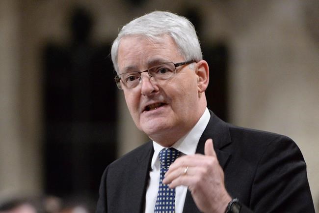 Garneau to unveil renewed campaign against pointing lasers at planes | iNFOnews.ca Garneau to unveil renewed campaign against pointing lasers at planes | iNFOnews.ca