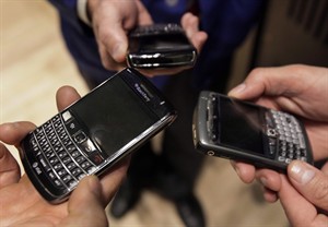RIM shares down as job cuts start at BlackBerry maker in bid to save $1 billion | iNFOnews.ca CP19013948