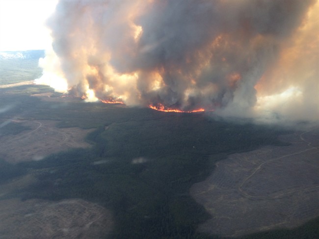 Raging wildfire grows in northern B.C.; crews try to control spreading flames | iNFOnews.ca CP33063248