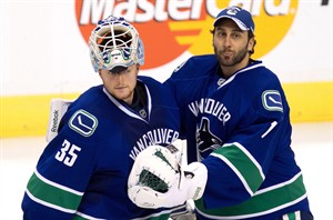 Despite signing Schneider to a new deal, Gillis in no rush to trade Luongo | iNFOnews.ca CP19248925