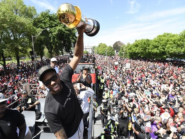 Raptors fans show Kawhi the love in his return to Toronto as a Clipper | iNFOnews.ca Raptors fans show Kawhi the love in his return to Toronto as a Clipper | iNFOnews.ca