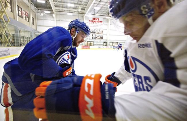 Edmonton Oilers sign defenceman David Musil to one-year contract | iNFOnews.ca
