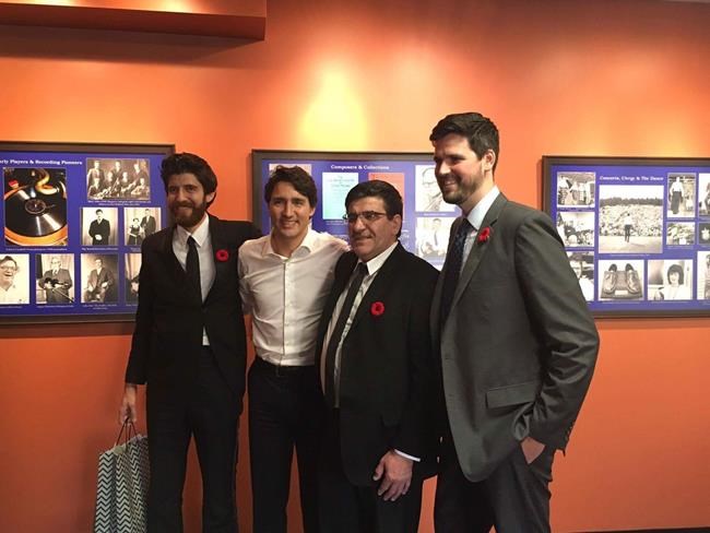 Justin Trudeau tastes refugee family's chocolate after NS meet-and-greet | iNFOnews.ca CP37227674