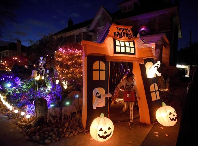 Trick-or-treat shifts to skate-or-swim as cities strive for healthy Halloween | iNFOnews.ca Trick-or-treat shifts to skate-or-swim as cities strive for healthy Halloween | iNFOnews.ca