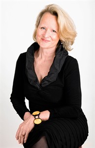 Johnston explores her alcohol dependency and women's battle with bottle in 'Drink' | iNFOnews.ca