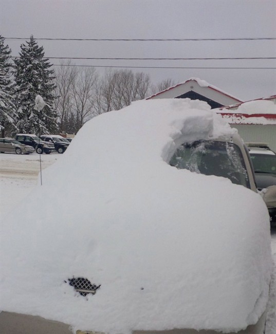 Police ticket 80-year-old man for too much snow on his car, then help clear snow | iNFOnews.ca
