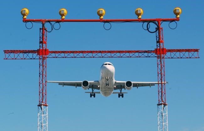 Toronto airport runway setup poses serious crash risk, safety board finds | iNFOnews.ca