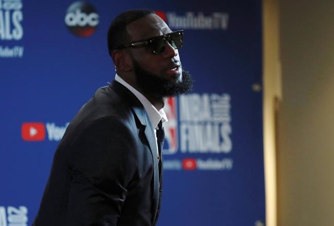 From Bermuda shorts to suit-shorts, designer gives NBA stars the thumbs-up | iNFOnews.ca From Bermuda shorts to suit-shorts, designer gives NBA stars the thumbs-up | iNFOnews.ca