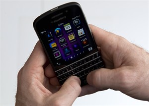 BlackBerry Q10 smartphone to hit stores on May 1; major carriers to stock model | iNFOnews.ca CP23052149