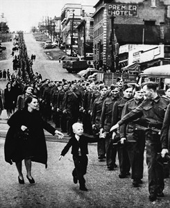Iconic photo, Wait for Me Daddy has dual meaning for B.C. boy now senior | iNFOnews.ca