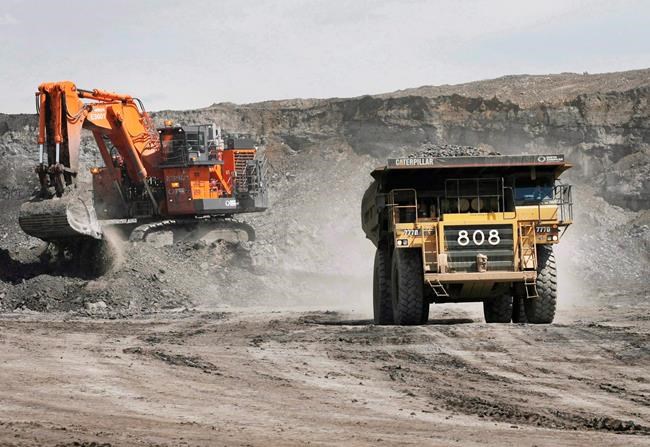 Wildfire forces heart of Canada's oilsands to scale back production | iNFOnews.ca