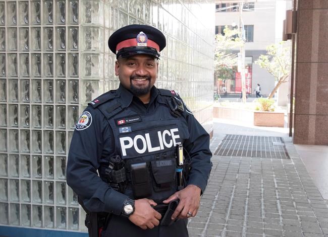 Cop buys shirt, tie for alleged thief who was taking them for job interview | iNFOnews.ca