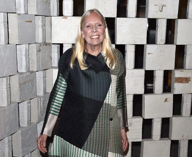 Joni Mitchell appears smiling at concert, over a year after aneurysm | iNFOnews.ca CP447714915