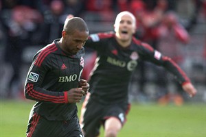 Toronto FC star Jermain Defoe aggravates groin injury, won't play against Impact | iNFOnews.ca CP30322240