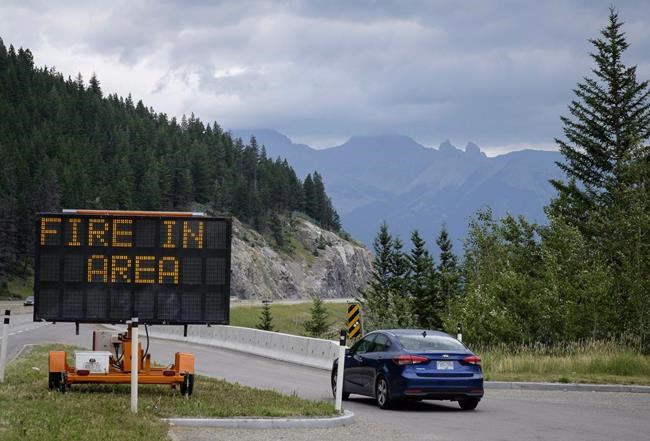 Banff's Sunshine Village closes again as fire on Alberta-B.C. boundary rages | iNFOnews.ca