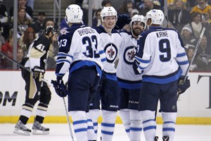 Winnipeg Jets centre Bryan Little feels top line will bounce back | iNFOnews.ca CP31701927