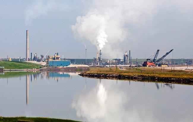 Report shows oilsands emissions over cap by 2030 unless GHG intensity falls | iNFOnews.ca