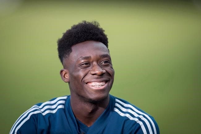 Alphonso Davies watches from Bayern Munich bench as Bundesliga resumes play | iNFOnews.ca CP646636881