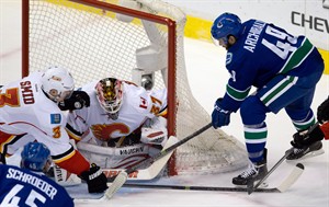 Vancouver Canucks sign forwards Darren Archibald, Brandon DeFazio | iNFOnews.ca CP29225412