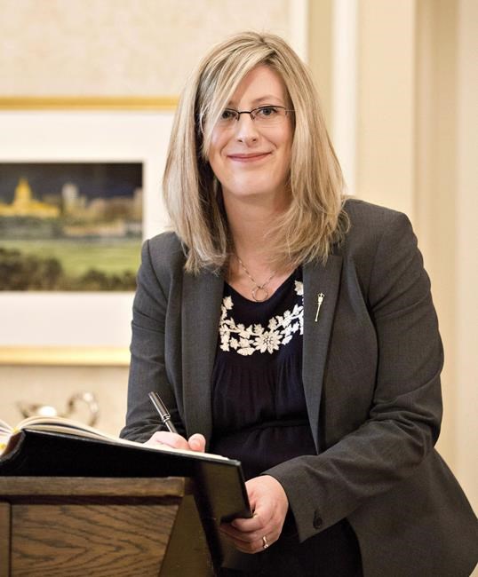 Alberta redesigns driver's licences, adds iconic dinosaur Albertosaurus | iNFOnews.ca