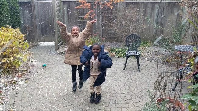 Heartwarming clip shows newcomer kids experiencing first Canadian snowfall | iNFOnews.ca