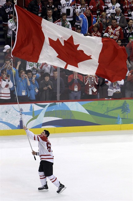 Superfan who gave Sidney Crosby giant flag at Vancouver 2010 Olympics dies | iNFOnews.ca
