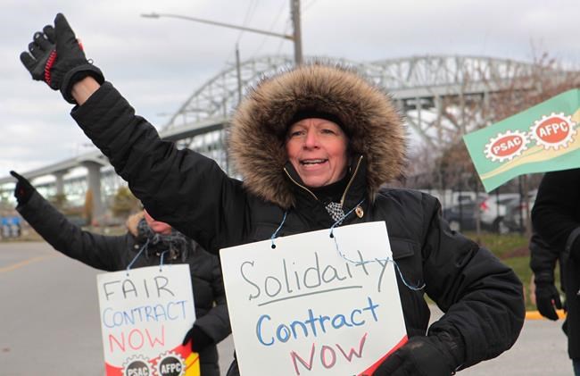 Strike at Canada's second-busiest commercial border crossing enters week 2 | iNFOnews.ca