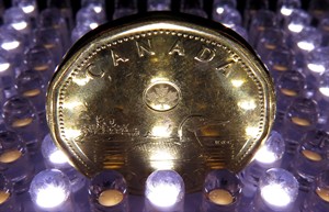 Canadian dollar makes small gains after Bank of Canada rate decision | iNFOnews.ca CP30961019