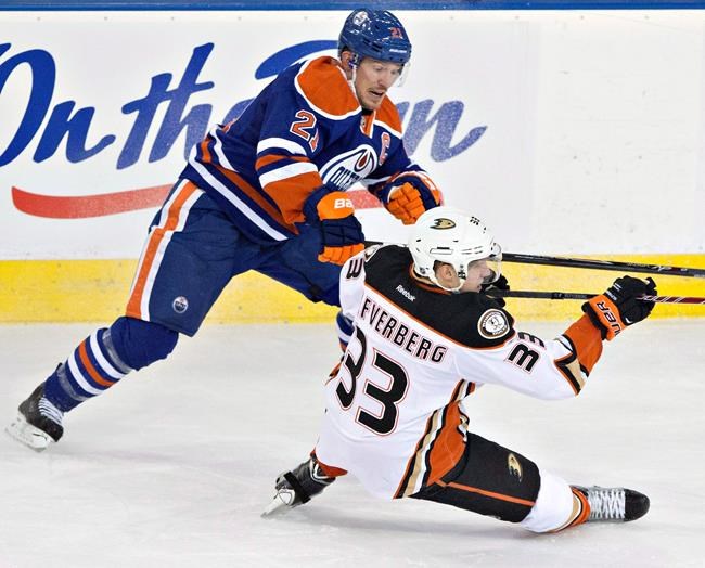 Veteran defenceman Andrew Ference retires, won Stanley Cup with Bruins in 2011 | iNFOnews.ca CP783082289