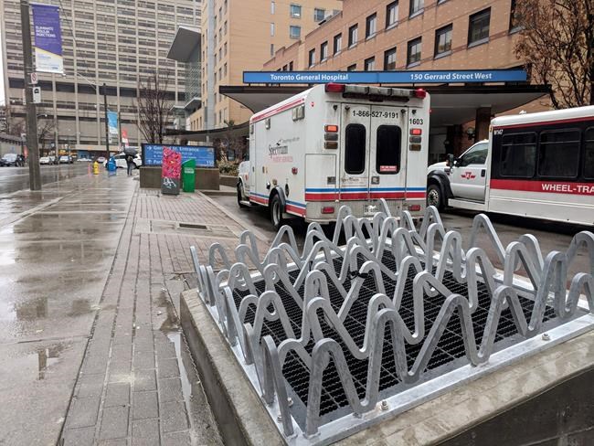Downtown Toronto hospital removes bars aimed at keeping homeless people away | iNFOnews.ca Downtown Toronto hospital removes bars aimed at keeping homeless people away | iNFOnews.ca