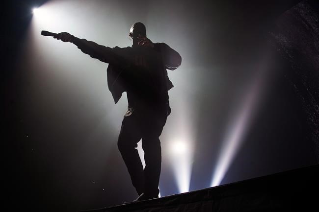 Still the One: Rapper Drake shows respect to Shania Twain at Nashville show | iNFOnews.ca CP358513235