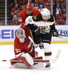Back in NHL, Gagne comfortable being a flexible forward for Bruins | iNFOnews.ca