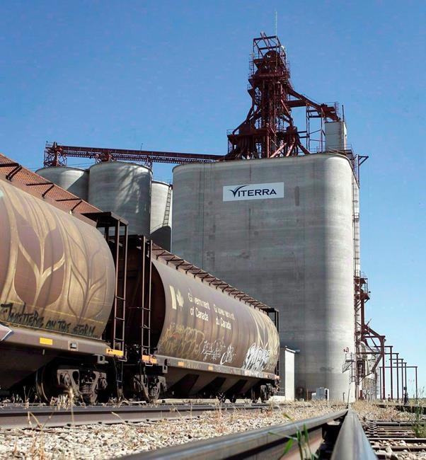 Grain railway backlog another reason to expand oil pipeline: Alberta premier | iNFOnews.ca