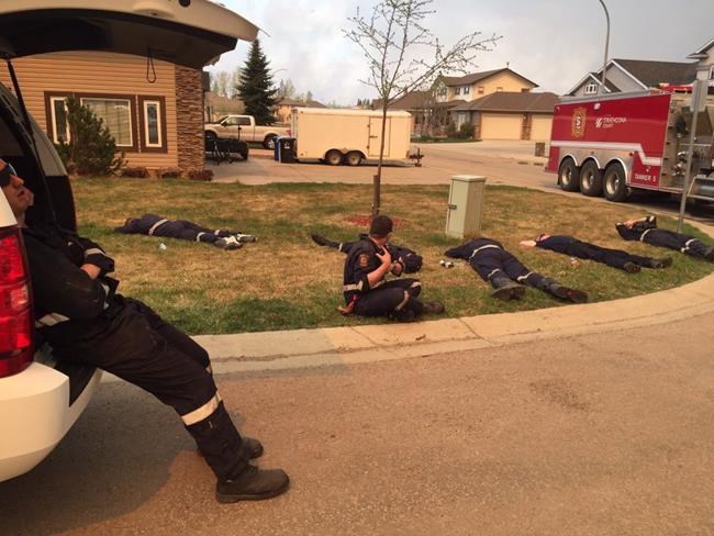 Few breaks, no shut-eye for firefighters battling Fort McMurray blaze | iNFOnews.ca Few breaks, no shut-eye for firefighters battling Fort McMurray blaze | iNFOnews.ca