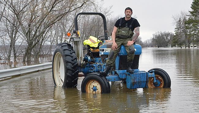 Thieves flee in canoe from underwear-clad homeowner in N.B. flood zone | iNFOnews.ca Thieves flee in canoe from underwear-clad homeowner in N.B. flood zone | iNFOnews.ca
