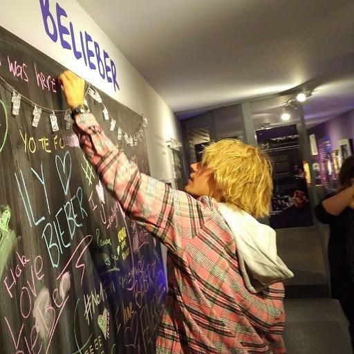 Justin Bieber visits hometown exhibit on himself in Stratford, Ont. | iNFOnews.ca