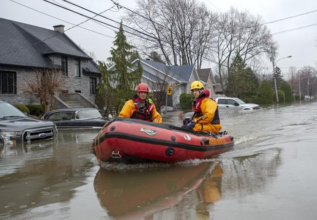 Some in flooded Quebec town angry new dike will block their waterfront views | iNFOnews.ca