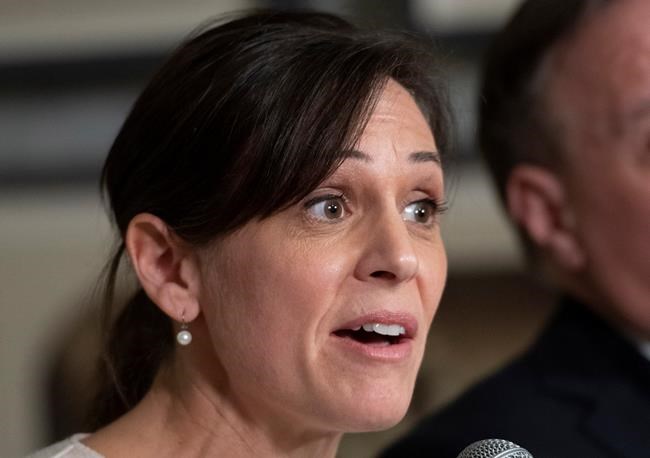 Quebec government creates guidelines to control problem hockey parents | iNFOnews.ca