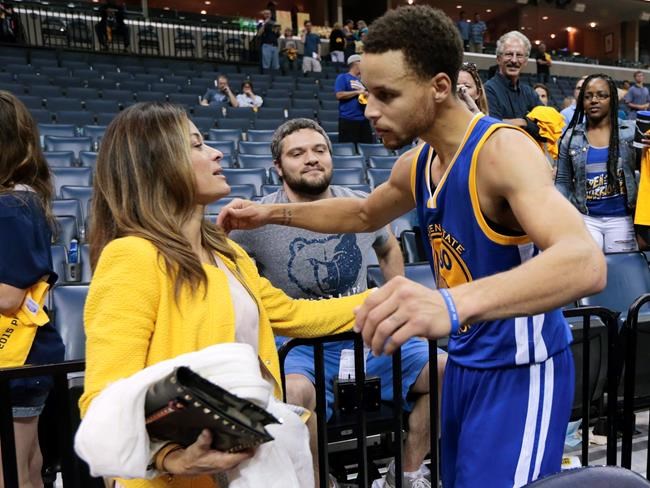 Curry: Hard to avoid boorish fans at Finals, but heckling his family is "stupid" | iNFOnews.ca Curry: Hard to avoid boorish fans at Finals, but heckling his family is "stupid" | iNFOnews.ca