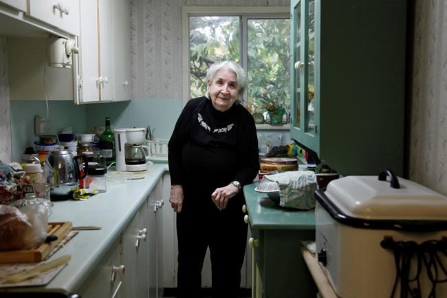 'Beat it!' 95-year-old Vancouver Island woman tells bear who got into sugar bin | iNFOnews.ca 'Beat it!' 95-year-old Vancouver Island woman tells bear who got into sugar bin | iNFOnews.ca