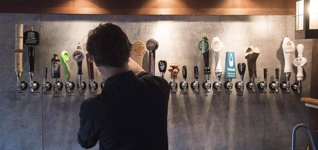 Night owls push for later last calls at bars year-round | iNFOnews.ca CP161807958