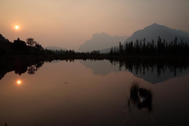 Wildfire smoke from B.C. gets in the way of mountain scenery for tourists | iNFOnews.ca
