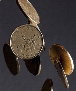 Higher oil helps push Canadian dollar up, traders look to release of Fed minutes | iNFOnews.ca