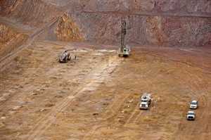 Lower gold prices fuelling Barrick's latest merger proposal with Newmont: analysts | iNFOnews.ca CP28075085