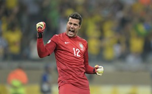 Goalkeeper Julio Cesar heads to Brazil for World Cup, may not be back in Toronto | iNFOnews.ca CP28438794